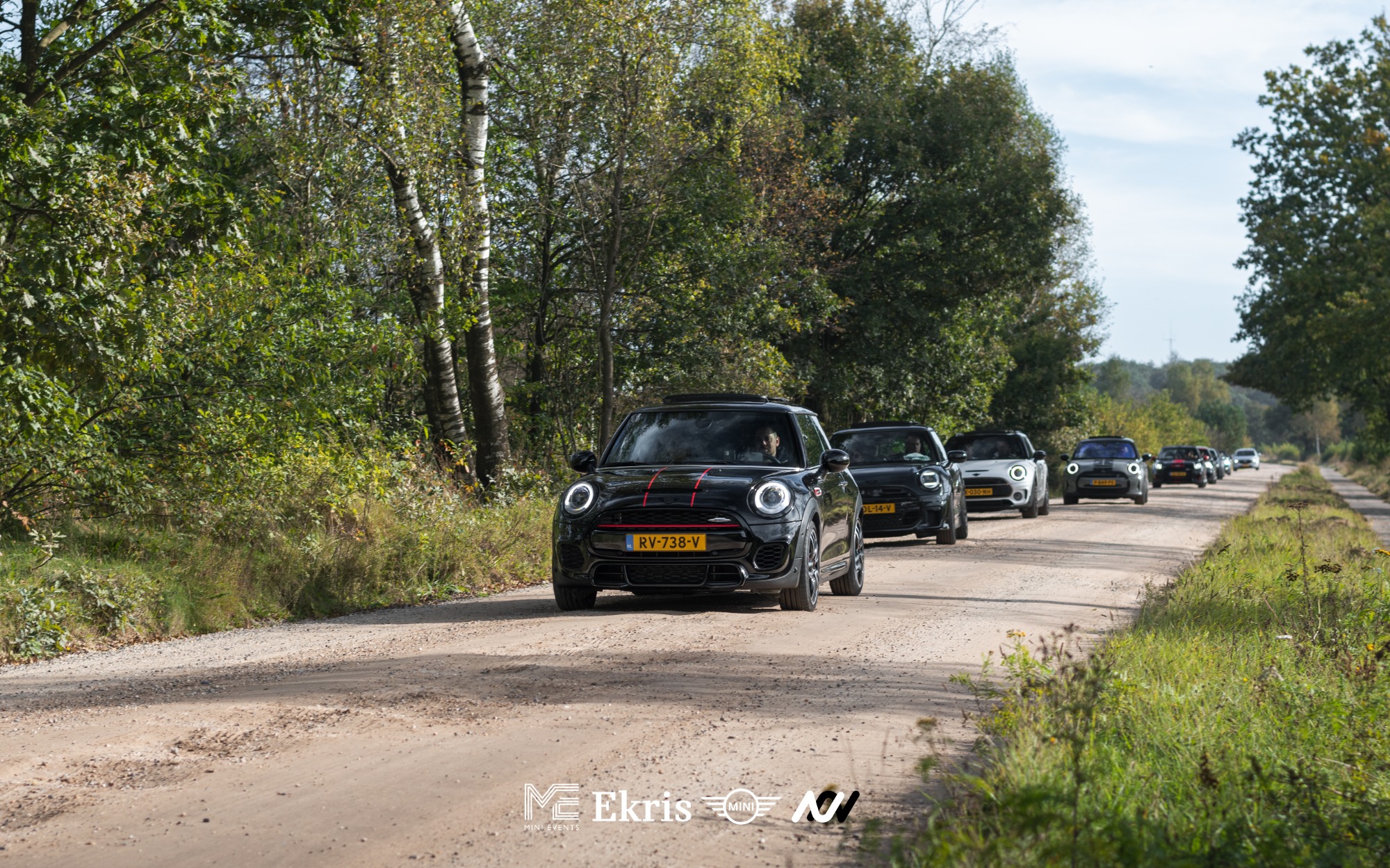 MINI-konvooi op een zandweg door het bos